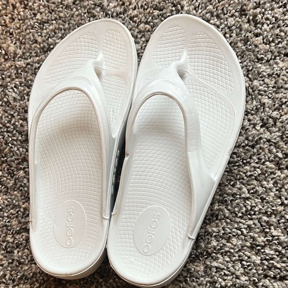 OOFOS White Women's Recovery Flip Flops - Picture 3 of 5